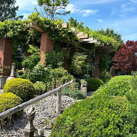 The Wind In The Willows - Luxury Lakefront Oasis Bed & Breakfast Кобург Екстериор снимка