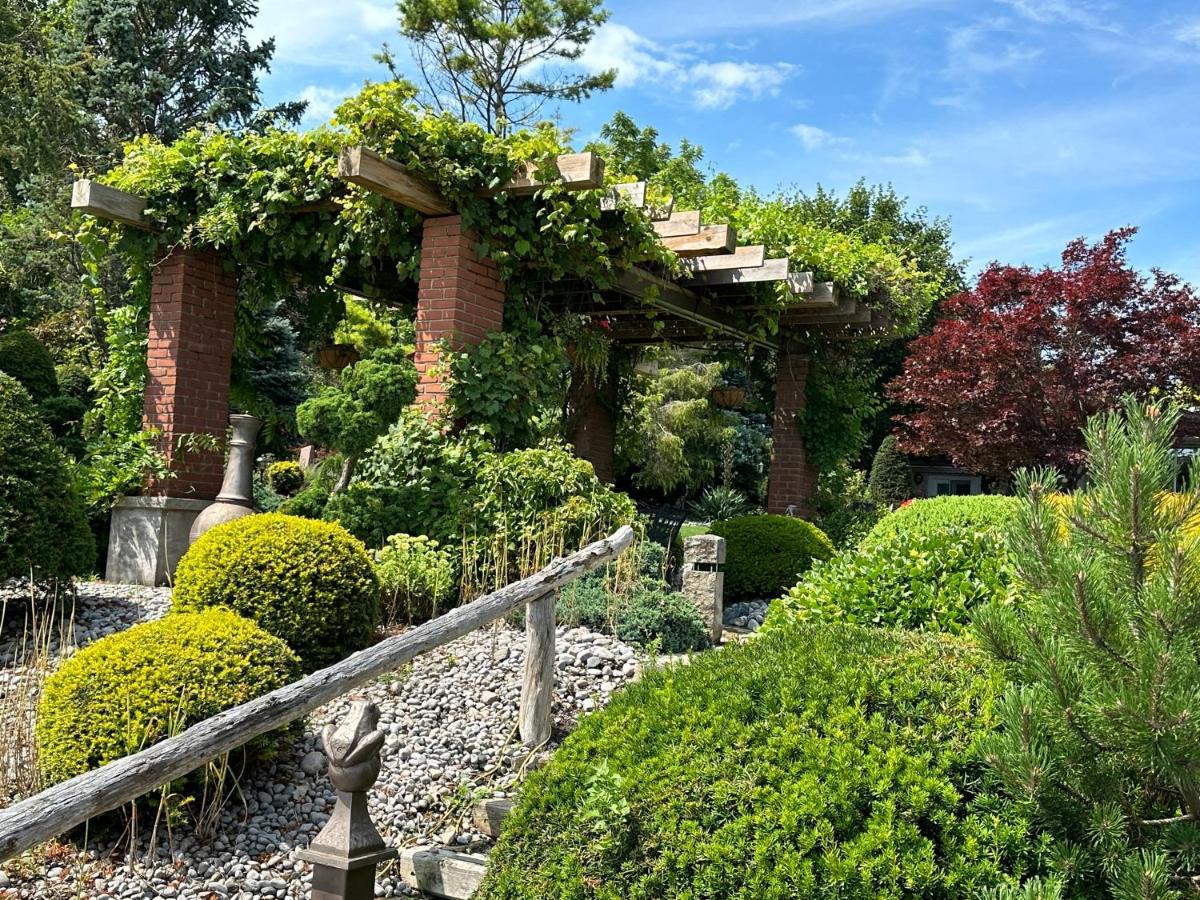 The Wind In The Willows - Luxury Lakefront Oasis Bed & Breakfast Кобург Екстериор снимка
